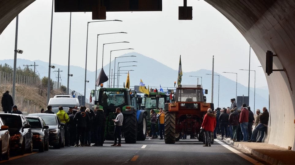 Aμετακίνητοι στα μπλόκα οι αγρότες – Κατάληψη στην εφορία Σερρών